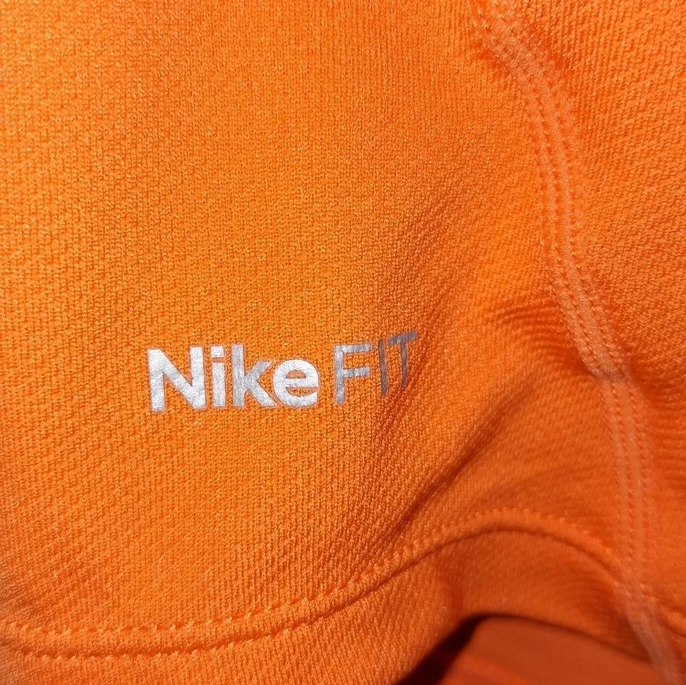 A Nike FitDry short sleeve t-shirt in a men's size medium. EUC.